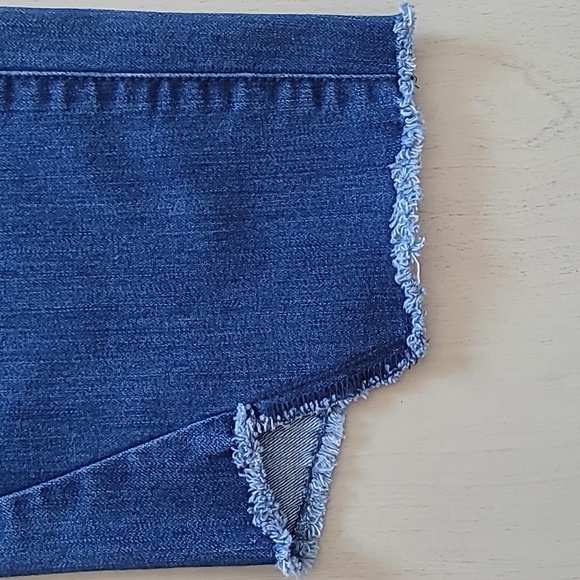 ISAAC MIZRAHI Step Frayed Hem Dark Wash Jeans - Petite - Picture 2 of 4